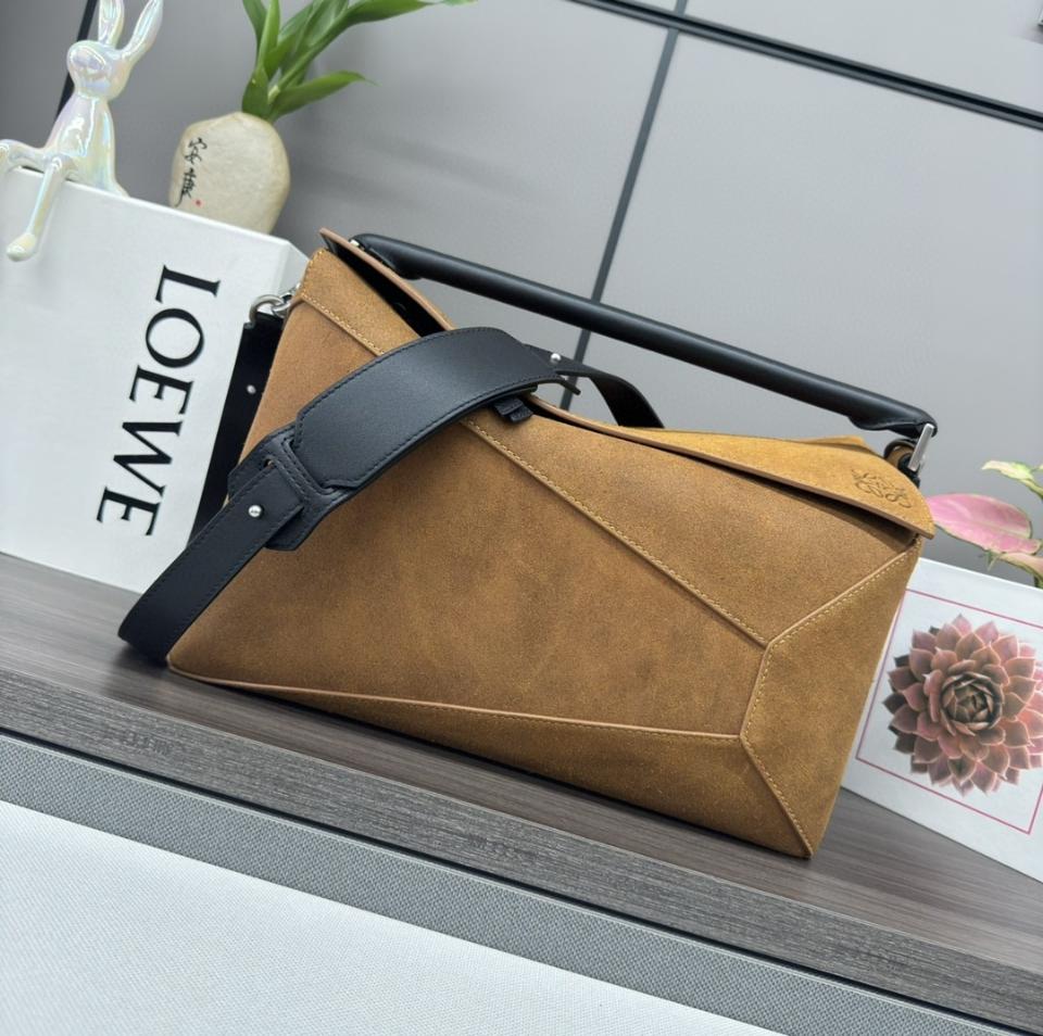 Loewe

Large Puzzle bag in pressed suede 33*21*17CＭ B510P00X03-duoc-ban-tai-Hvip Bags and Accessories
