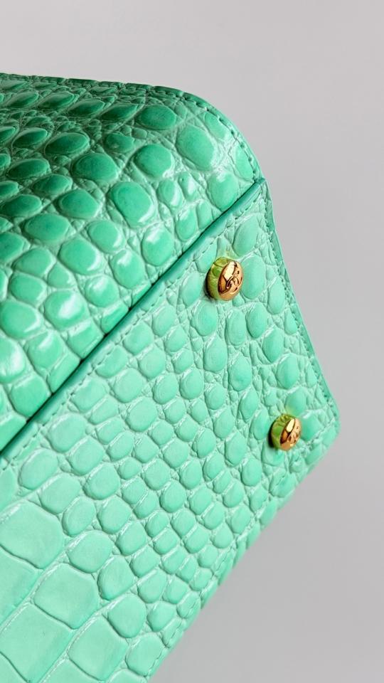 Chanel Small Shopping Bag
 
Crocodile Embossed Calfskin & Gold-Tone Metal 
Green AS6243
20 x 39 x 13cm-duoc-ban-tai-Hvip Bags and Accessories
