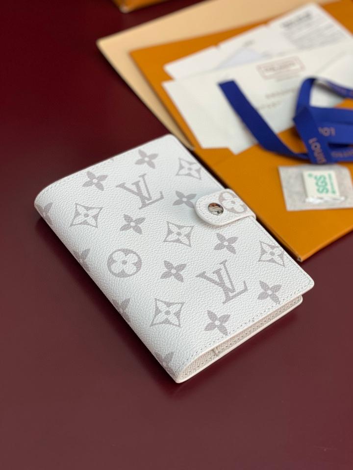 Louis Vuitton R20005
Customizable
Small Ring Agenda Cover white-duoc-ban-tai-Hvip Bags and Accessories