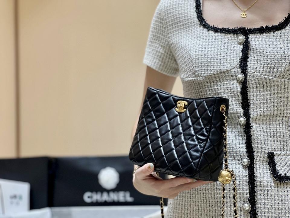 Chanel Small hobo shoulder bag lambskin Gold-Tone Metal Black  As3259 19x16x8cm-duoc-ban-tai-Hvip Bags and Accessories