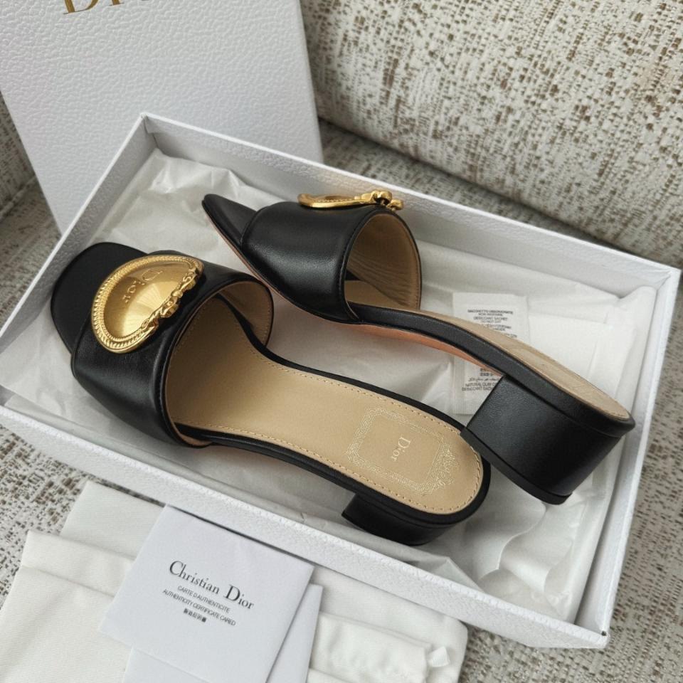 Dior Médaillon Buckle Heeled Slide
Black Lambskin KCO695LAB-duoc-ban-tai-Hvip Shoes and Clothes