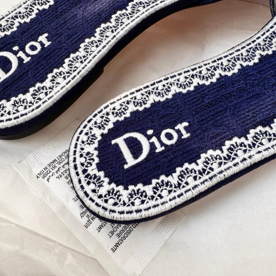Dior Dentelle Slide
Blue Dior Oblique Embroidered Cotton and White Lace KCO531OCC-duoc-ban-tai-Hvip Shoes and Clothes
