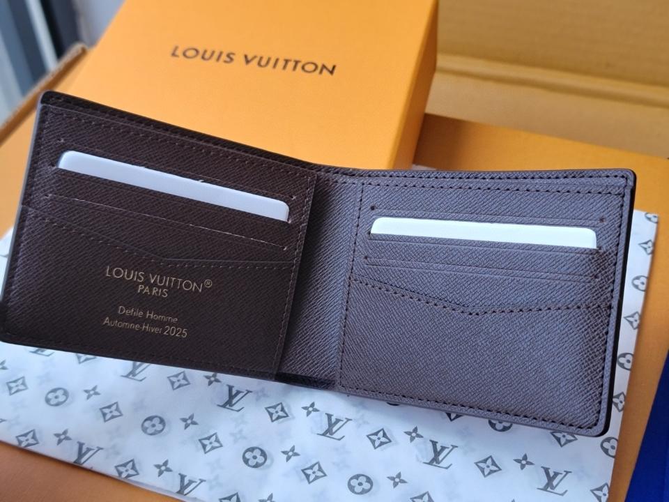 Louis Vuitton M26012
Slender Wallet-duoc-ban-tai-Hvip Bags and Accessories