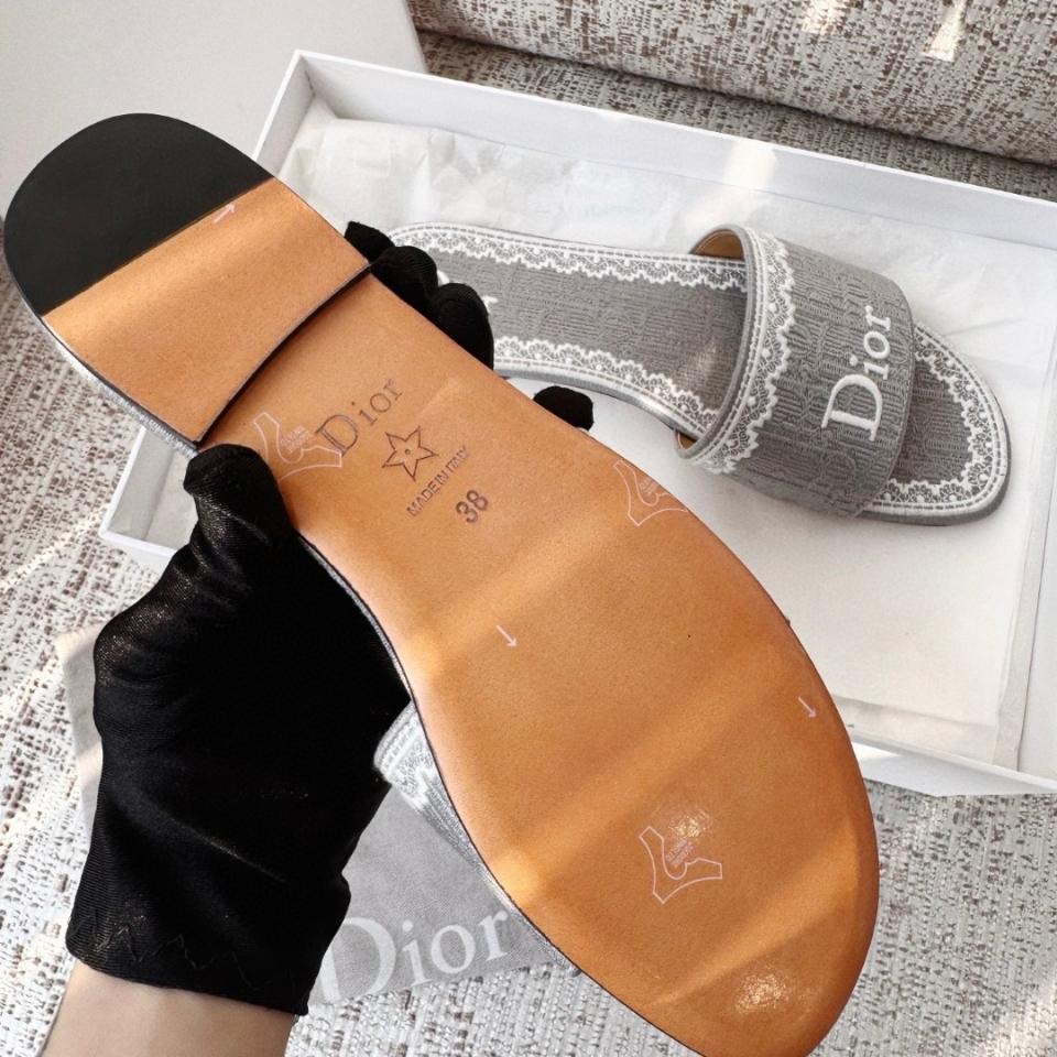 Dior Dentelle Slide
Blue grey Oblique Embroidered Cotton and White Lace KCO531OCC -duoc-ban-tai-Hvip Shoes and Clothes