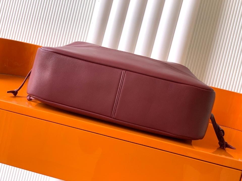 Saint Laurent JAMIE SHOPPING Medium in lambskin
Bordeaux  809824 35x35×10cm (1)-duoc-ban-tai-Hvip Bags and Accessories