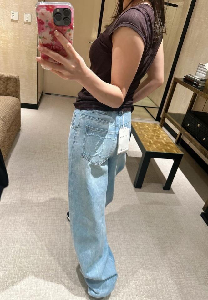 Chanel 25s Light Blue Wash Cc Sequins Pocket Jeans P79448-duoc-ban-tai-Hvip Shoes and Clothes