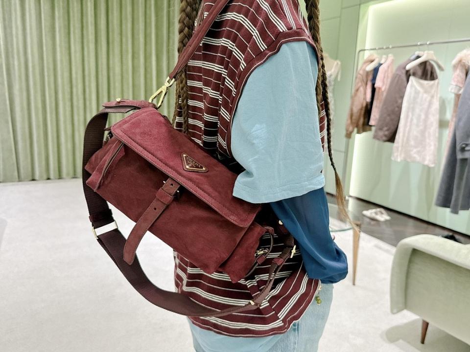 
Prada Explore medium suede shoulder bag with flap burgundy 1BD394 30x14x10cm-duoc-ban-tai-Hvip Bags and Accessories