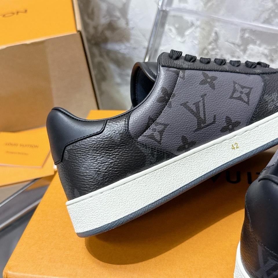 Louis Vuitton 1A8EB7
Rivoli Sneaker (N1) -duoc-ban-tai-Hvip Shoes and Clothes