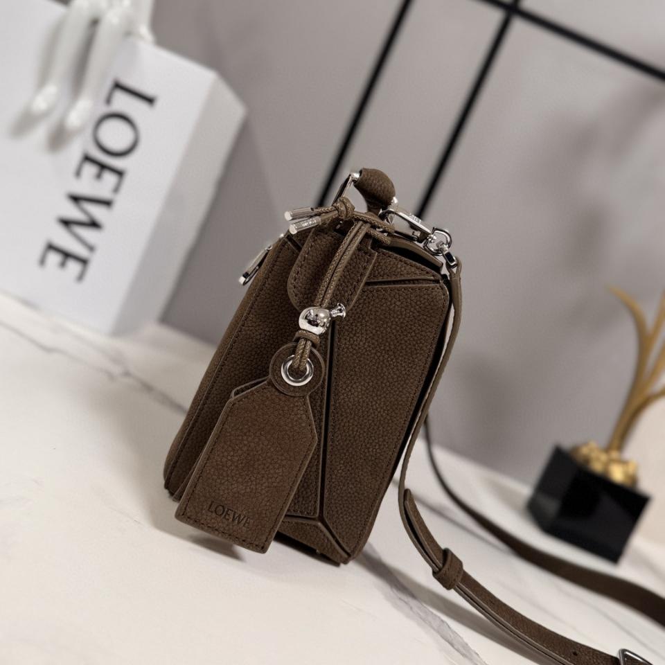 LOEWE Small Featherlight Puzzle bag in grained nubuck Tundra A510PLSX03 24*10.5*16CM-duoc-ban-tai-Hvip Bags and Accessories