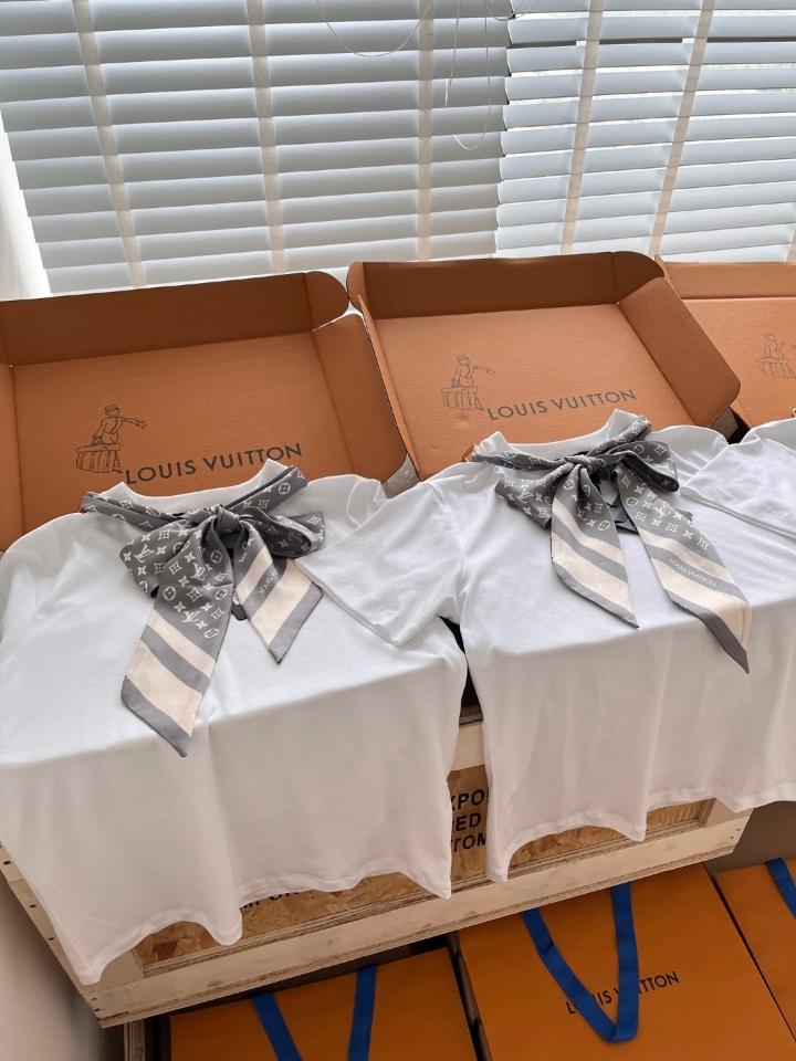 Louis Vuitton 1AIR42
Áo Thun-duoc-ban-tai-Hvip Shoes and Clothes