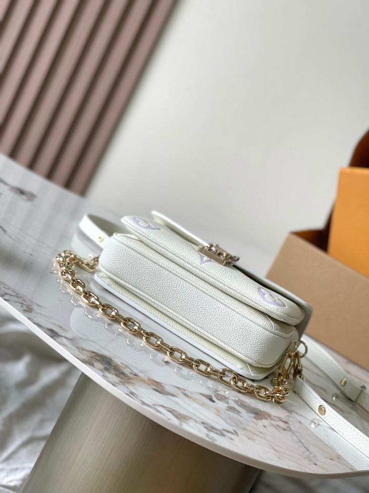 Louis Vuitton M23940
Neuheit
Pochette Métis East West 21.5*13.5*6CM L1-duoc-ban-tai-Hvip Bags and Accessories