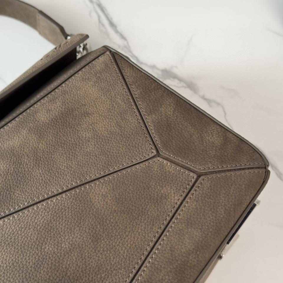 LOEWE Medium Featherlight Puzzle bag in grained nubuck Tundra 33*14..7*21.5cm-duoc-ban-tai-Hvip Bags and Accessories