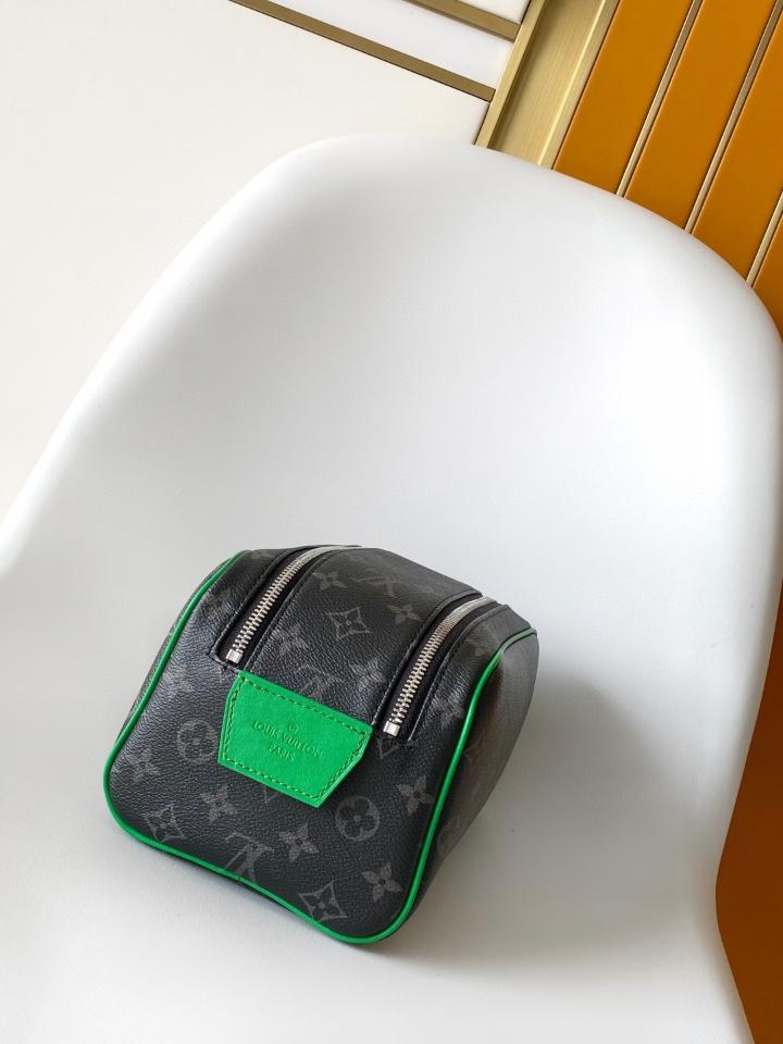 Louis Vuitton M26433
Dopp Kit 28 x 15 x 16.5cm (1)-duoc-ban-tai-Hvip Bags and Accessories