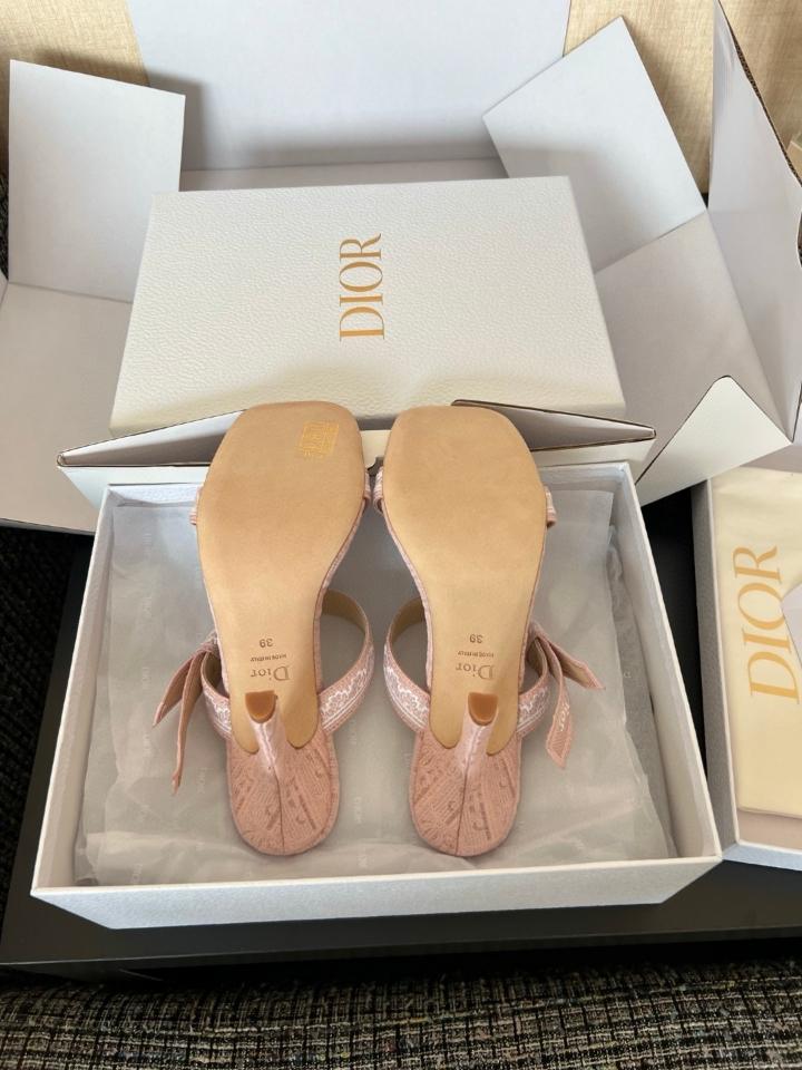 Dior Heeled Sandal with Straps
Pink Embroidered Cotton-duoc-ban-tai-Hvip Shoes and Clothes