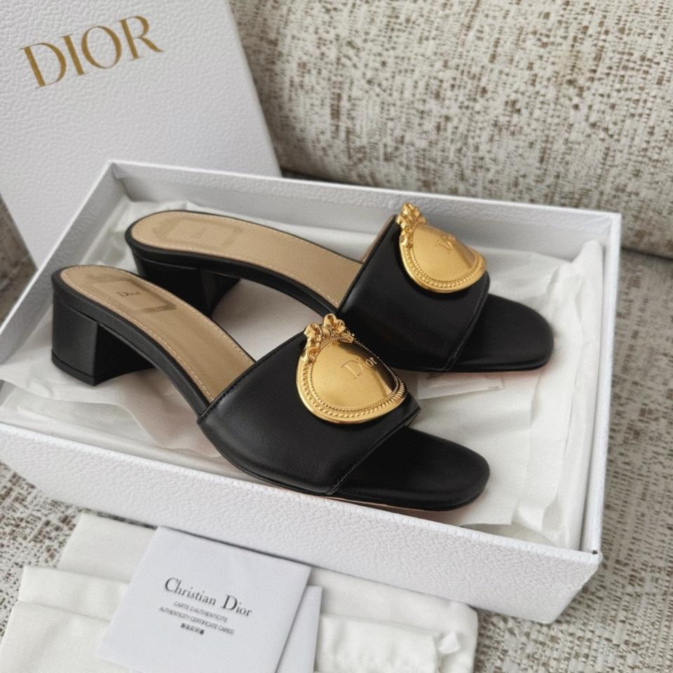 Dior Médaillon Buckle Heeled Slide
Black Lambskin KCO695LAB-duoc-ban-tai-Hvip Shoes and Clothes