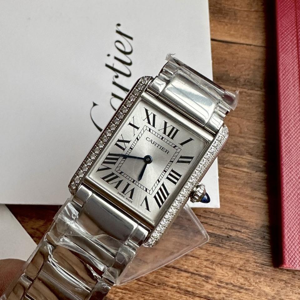 Cartier Tank Must watch
Large model, quartz movement, steel, diamonds W4TA0017-duoc-ban-tai-Hvip Bags and Accessories