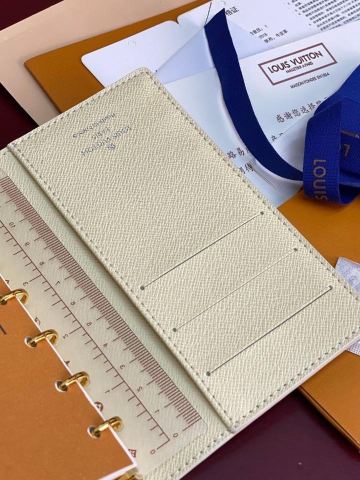Louis Vuitton R20706
Customizable
Small Ring Agenda Cover-duoc-ban-tai-Hvip Bags and Accessories
