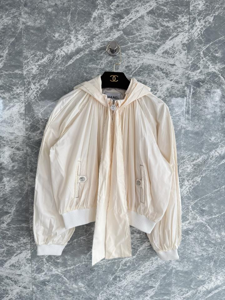 Chanel Coco Beach Jacket
 
Silk Taffeta 
White P78572-V70363-duoc-ban-tai-Hvip Shoes and Clothes
