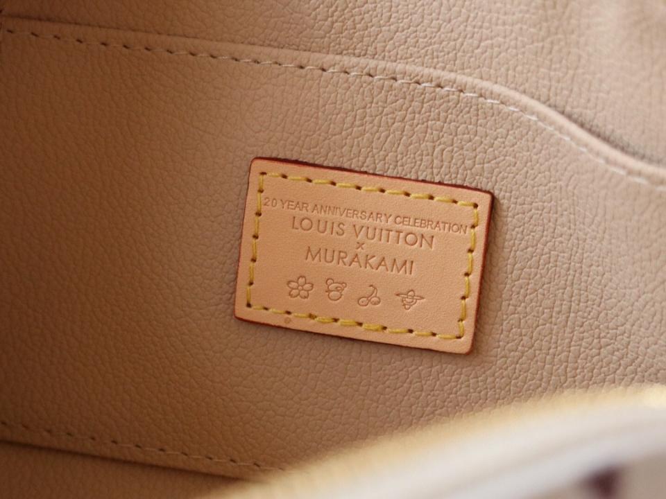 Louis Vuitton M13744
LV x TM Cosmetic Pouch PM-duoc-ban-tai-Hvip Bags and Accessories