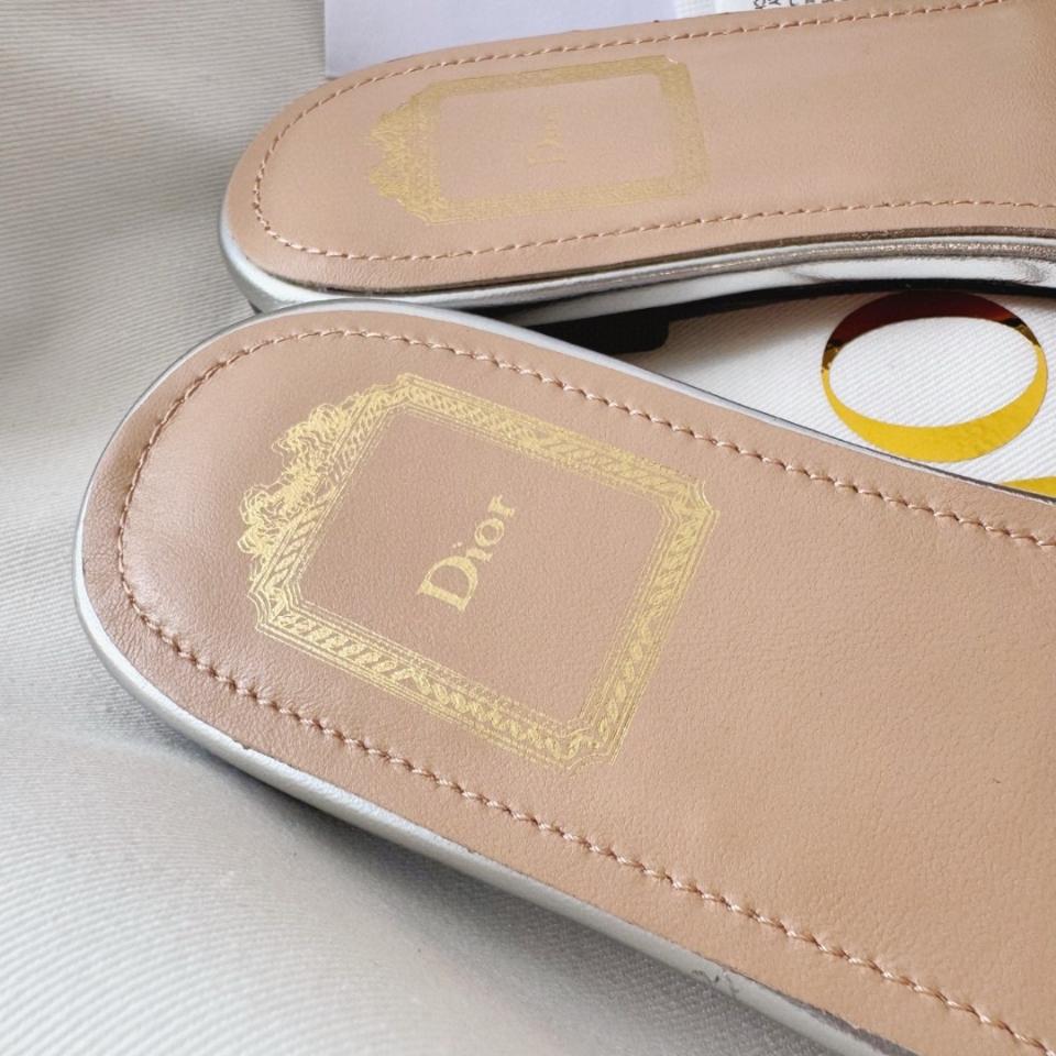 Dior Cannage Slide
Silver Quilted Cannage Lambskin KCO545CQL-duoc-ban-tai-Hvip Shoes and Clothes
