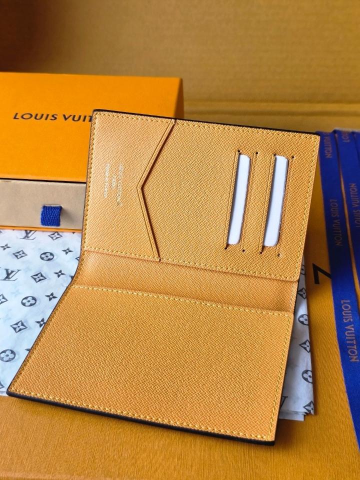 Louis Vuitton M25793 Passport cover -duoc-ban-tai-Hvip Bags and Accessories