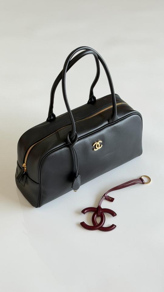 Chanel Large Bowling Bag
 
Calfskin & Gold-Tone Metal 
Black AS6211
19 x 35.5 x 12.5cm-duoc-ban-tai-Hvip Bags and Accessories