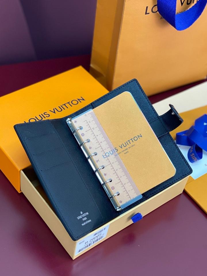 Louis Vuitton R20052
Customizable
Small Ring Agenda Cover-duoc-ban-tai-Hvip Bags and Accessories