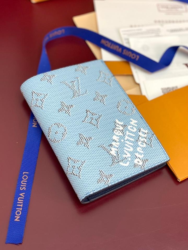Louis Vuitton M15075
Passport Cover blue sky 14 x 2.5 x 10cm (1)-duoc-ban-tai-Hvip Bags and Accessories
