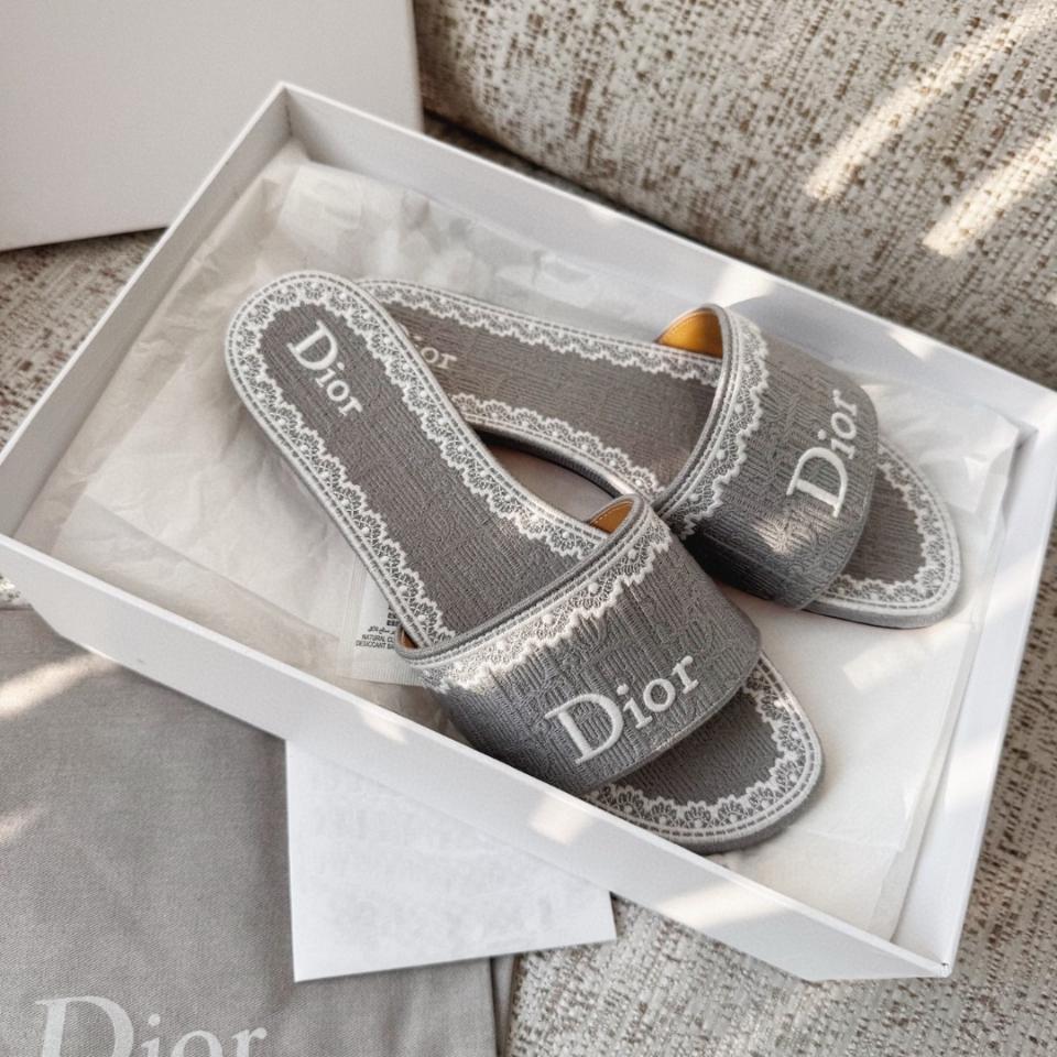 Dior Dentelle Slide
Blue grey Oblique Embroidered Cotton and White Lace KCO531OCC -duoc-ban-tai-Hvip Shoes and Clothes