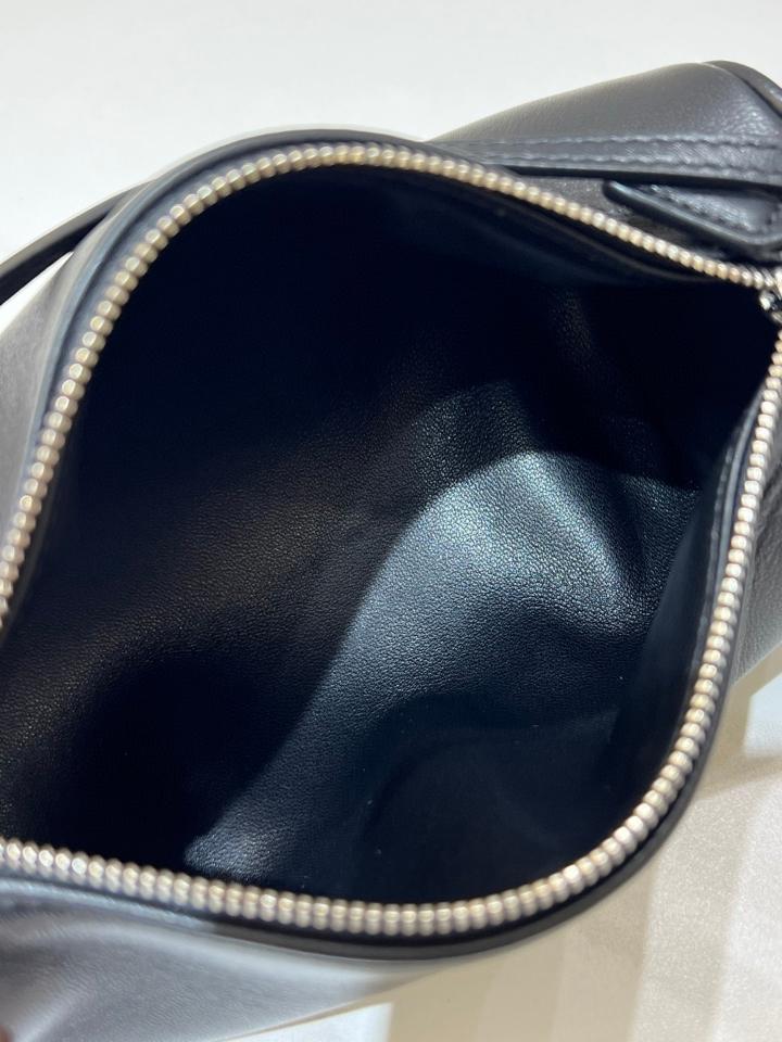 The Row 90's Bag in smooth calfskin Leather black 19.5x10x 8cm-duoc-ban-tai-Hvip Bags and Accessories