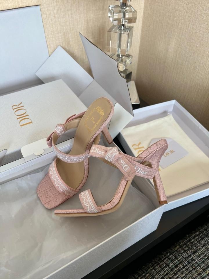 Dior Heeled Sandal with Straps
Pink Embroidered Cotton-duoc-ban-tai-Hvip Shoes and Clothes