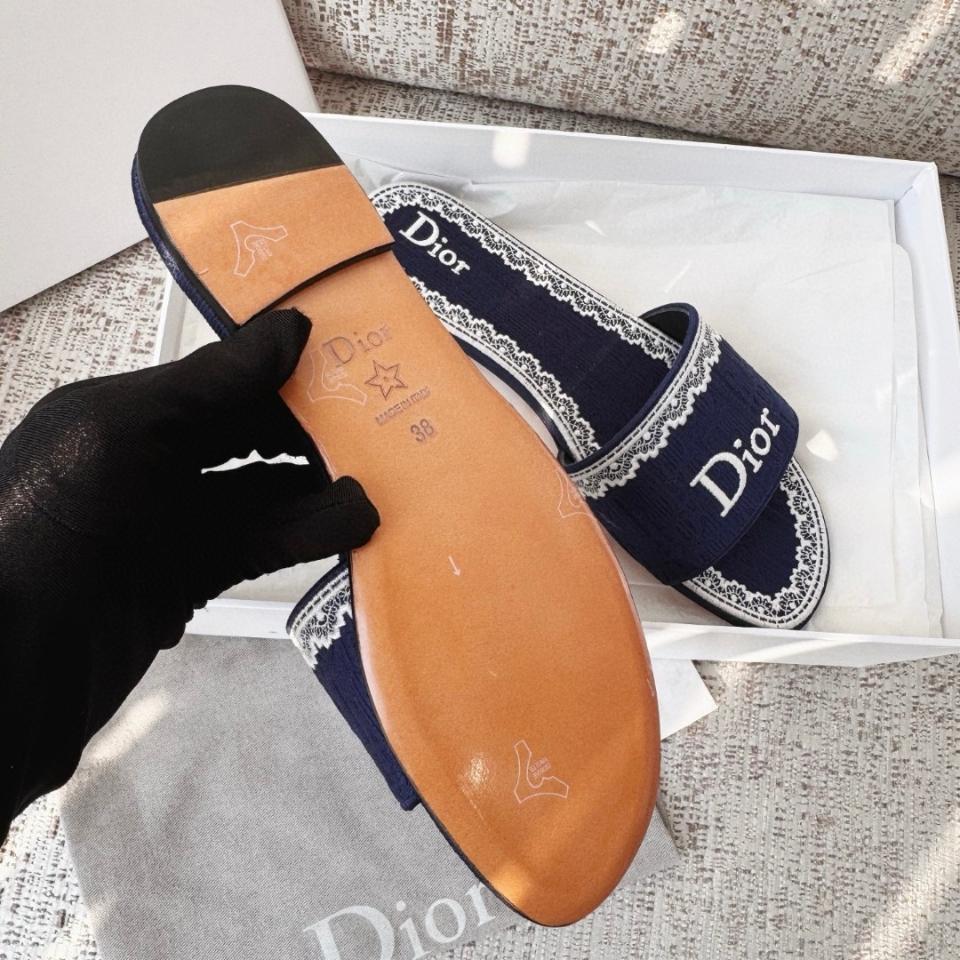 Dior Dentelle Slide
Blue Dior Oblique Embroidered Cotton and White Lace KCO531OCC-duoc-ban-tai-Hvip Shoes and Clothes