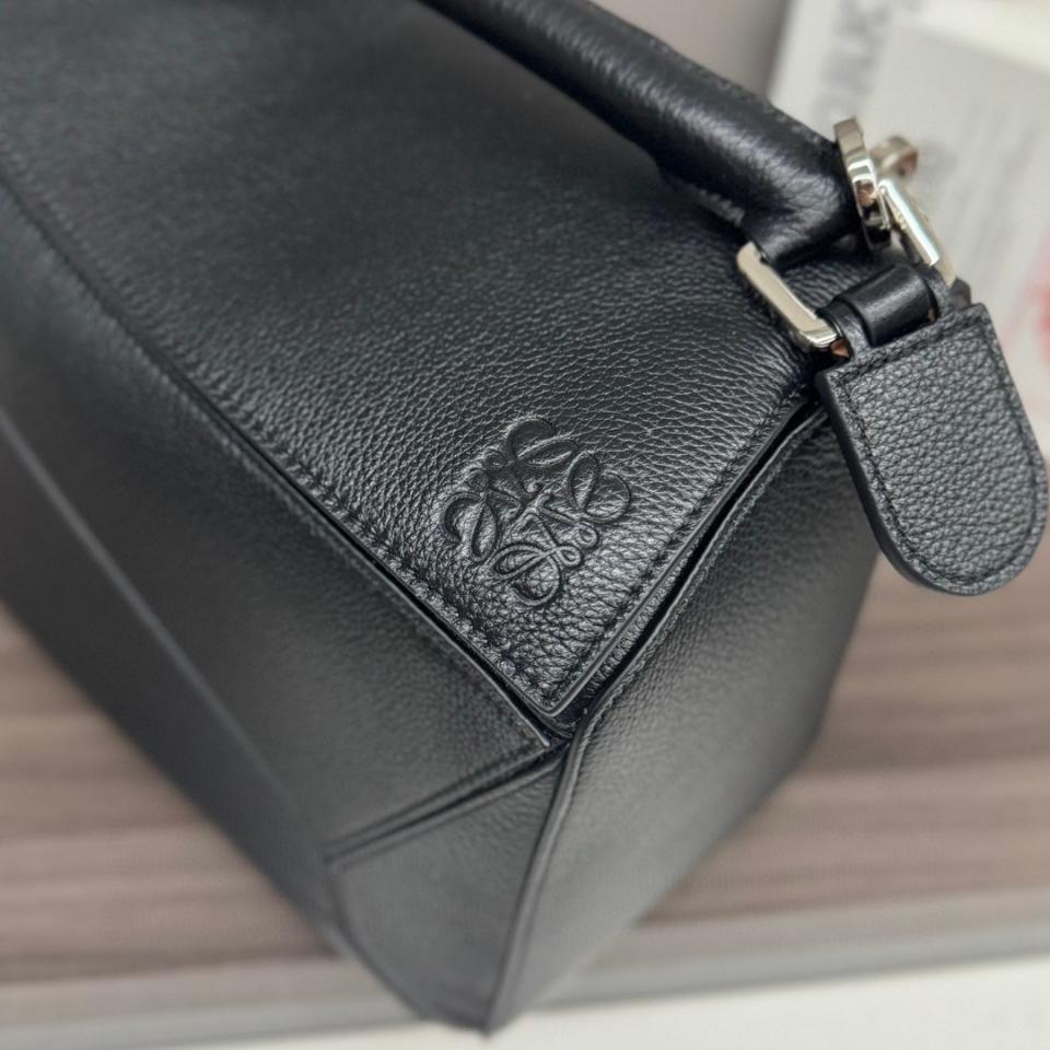 Loewe Large Puzzle bag in supple grained calfskin B510PNLX03 black -duoc-ban-tai-Hvip Bags and Accessories