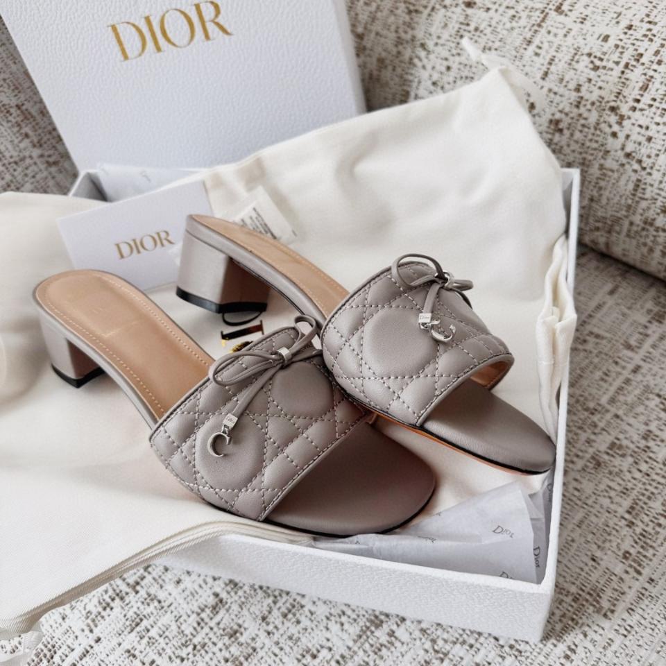Dior Cannage Heeled Slide
Grey Quilted Cannage Lambskin KCO546CQL-duoc-ban-tai-Hvip Shoes and Clothes