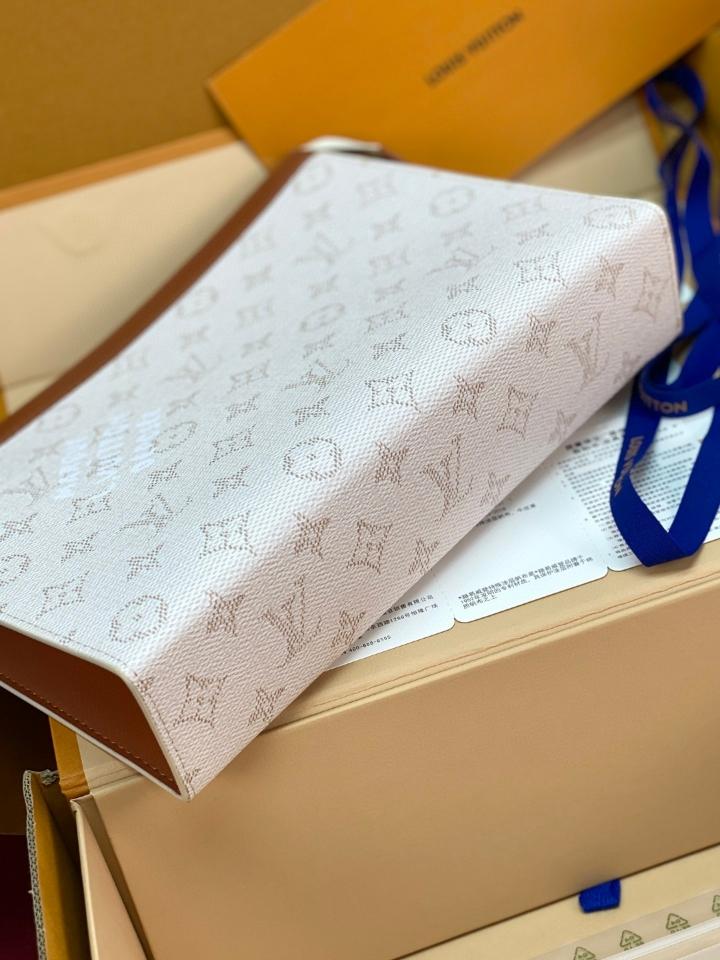 Louis Vuitton M61692
Pochette Voyage MM blanc /brown 27.0 x 21.0 x 3.0 cm (1)-duoc-ban-tai-Hvip Bags and Accessories