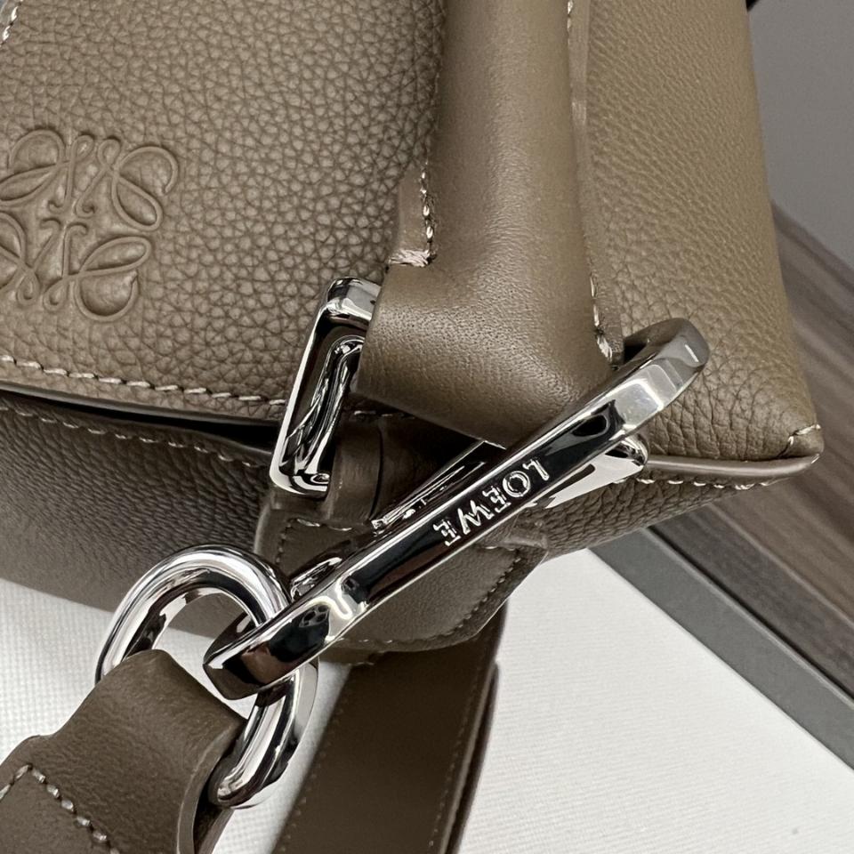 Loewe Medium Puzzle Edge bag
in soft grained calfskin taupe A510P49X26 29*19.5*14cm
-duoc-ban-tai-Hvip Bags and Accessories