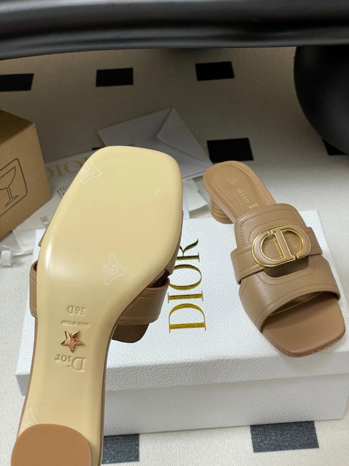 Dior 30 Montaigne Heeled Slide
Nude Calfskin
KCO374CFY 40mm (2)-duoc-ban-tai-Hvip Shoes and Clothes