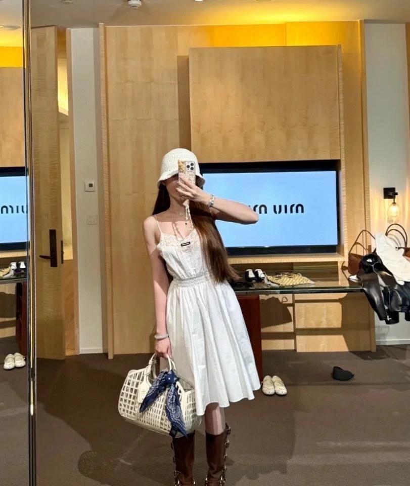 Miu Miu 
Poplin and lace dress MF5856-duoc-ban-tai-Hvip Shoes and Clothes