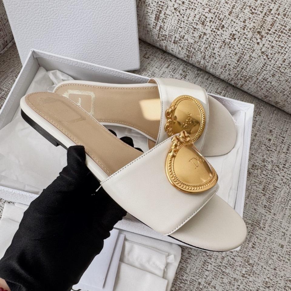 Dior Médaillon Buckle  Slide
White Lambskin -duoc-ban-tai-Hvip Shoes and Clothes