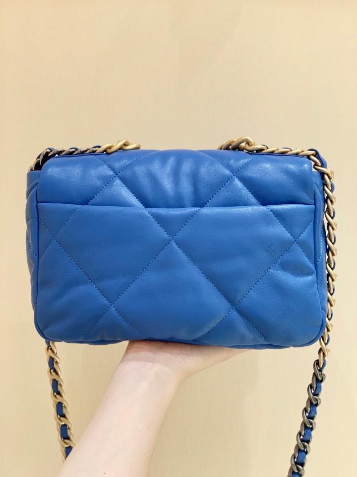 Chanel CHANEL 19 Handbag   Shiny Lambskin, Gold-Tone, Silver-Tone & Ruthenium-Finish Metal  blue AS1160 16 x 26 x 9cm-duoc-ban-tai-Hvip Bags and Accessories