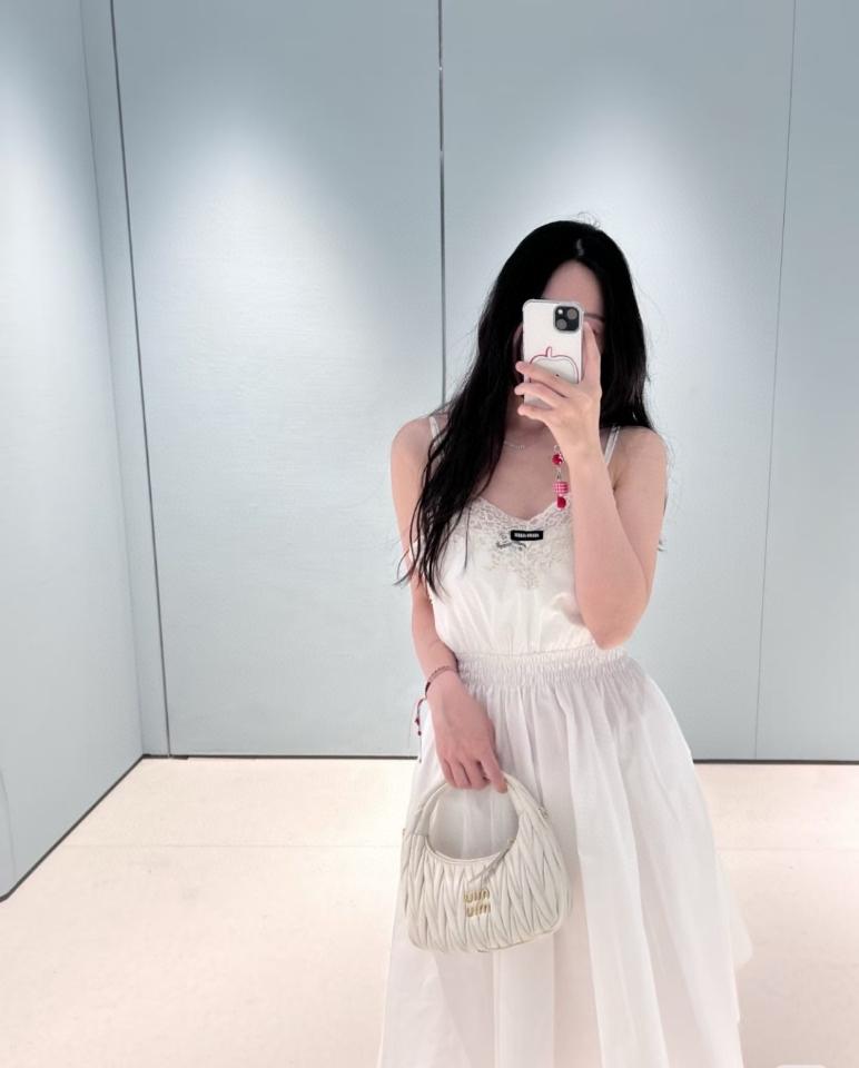 Miu Miu 
Poplin and lace dress MF5856-duoc-ban-tai-Hvip Shoes and Clothes