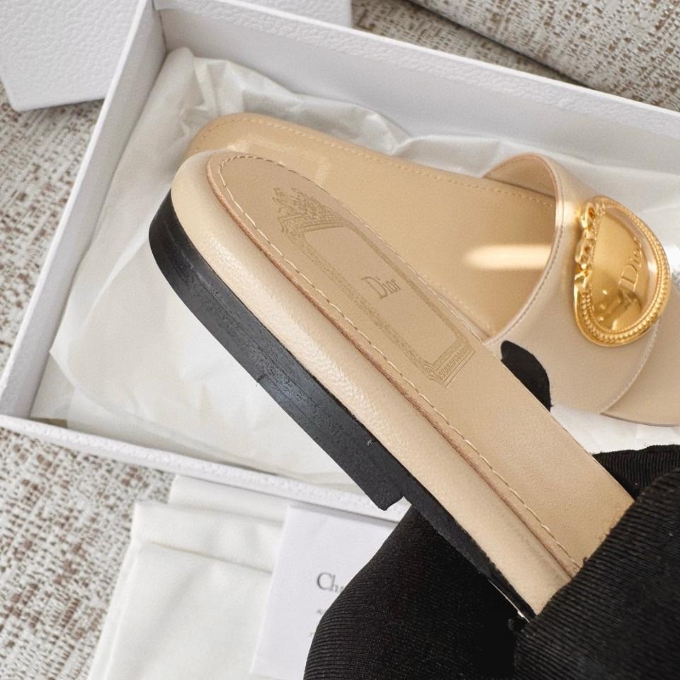 Dior Médaillon Buckle  grey
Black Lambskin -duoc-ban-tai-Hvip Shoes and Clothes