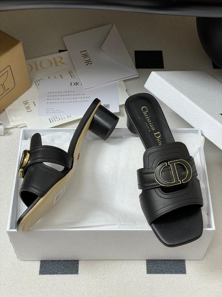 Dior 30 Montaigne Heeled Slide
Black Calfskin
KCQ883VEA_S900 40mm (2)-duoc-ban-tai-Hvip Shoes and Clothes