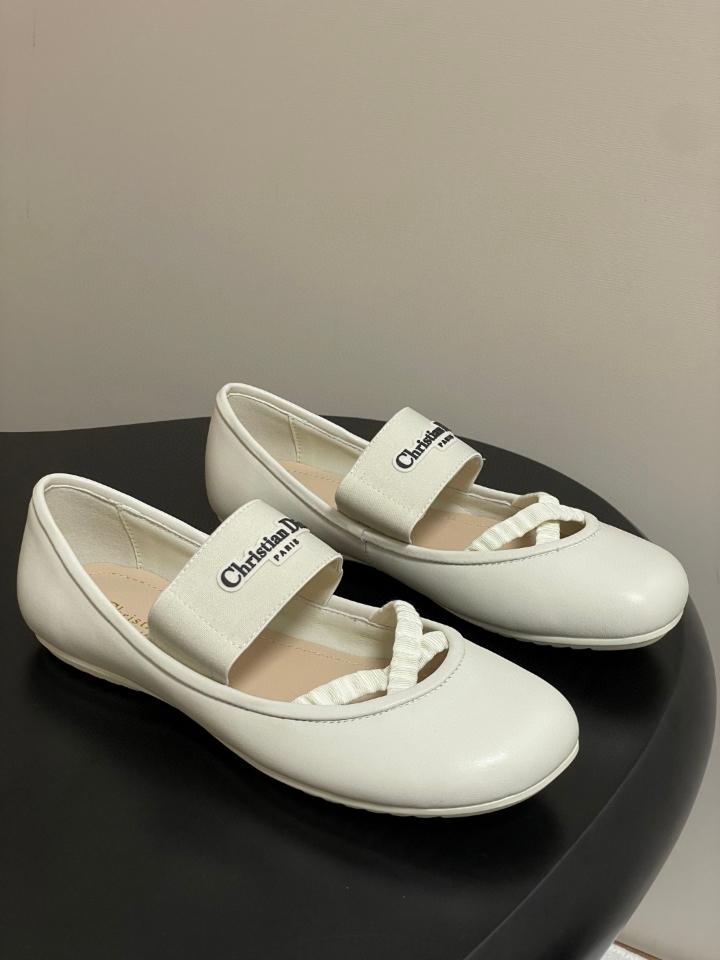 Dior Shade Ballet Flat
White Lambskin and Elastic Straps
KDF012LAB_S900 (2)-duoc-ban-tai-Hvip Shoes and Clothes