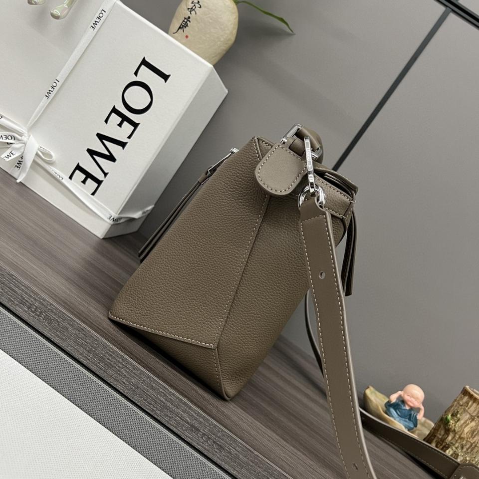 Loewe Medium Puzzle Edge bag
in soft grained calfskin taupe A510P49X26 29*19.5*14cm
-duoc-ban-tai-Hvip Bags and Accessories