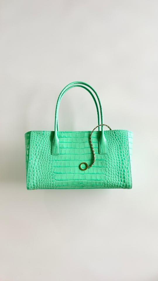 Chanel Small Shopping Bag
 
Crocodile Embossed Calfskin & Gold-Tone Metal 
Green AS6243
20 x 39 x 13cm-duoc-ban-tai-Hvip Bags and Accessories