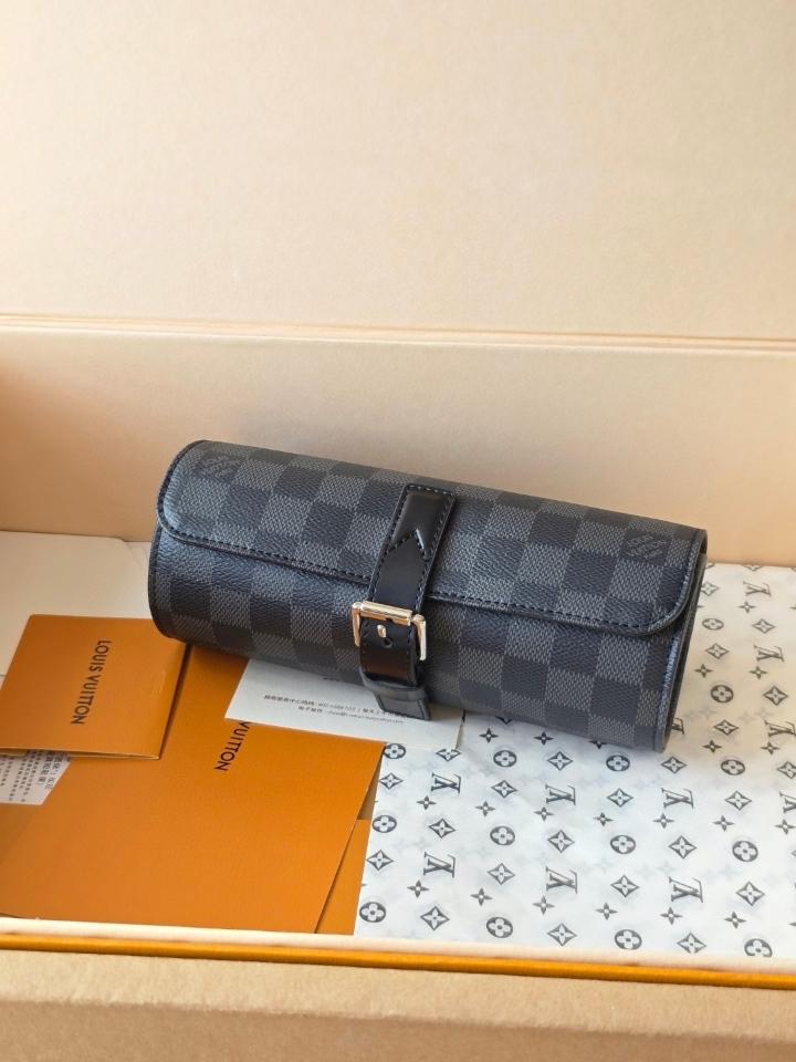 Louis Vuitton M43385
3 Watch Case 20x8x8cm.-duoc-ban-tai-Hvip Bags and Accessories