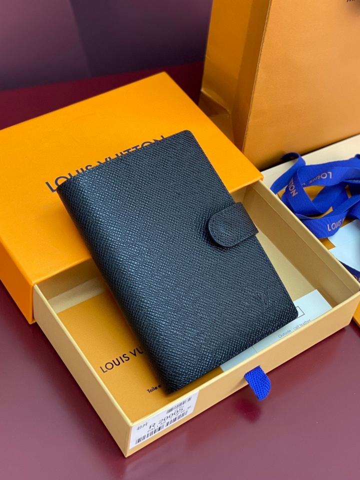 Louis Vuitton R20426
Customizable
Small Ring Agenda Cover-duoc-ban-tai-Hvip Bags and Accessories
