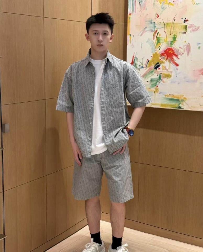 Dior Dior Oblique Short-Sleeved Overshirt
Gray Cotton Denim 243D589A3001_C880-duoc-ban-tai-Hvip Shoes and Clothes