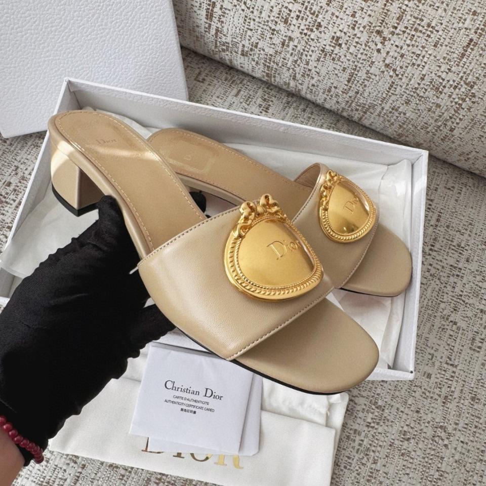 Dior Médaillon Buckle Heeled Slide
Grey Lambskin KCO695LAB-duoc-ban-tai-Hvip Shoes and Clothes